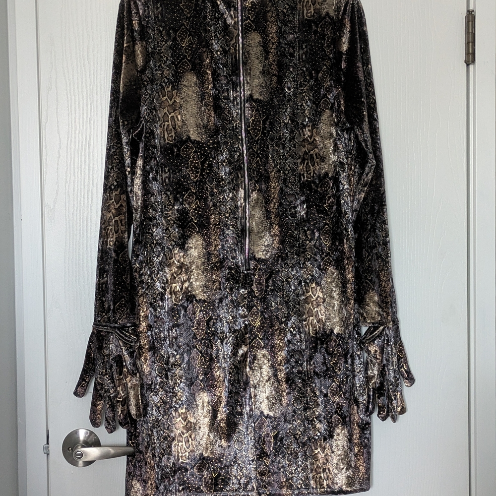 Elegant Long Sleeve Black and Gold Dress - Picture 2 of 2